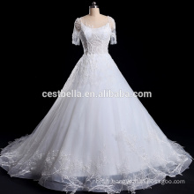 Robe de mariée blanche à manches courtes avec fleurs appliquées